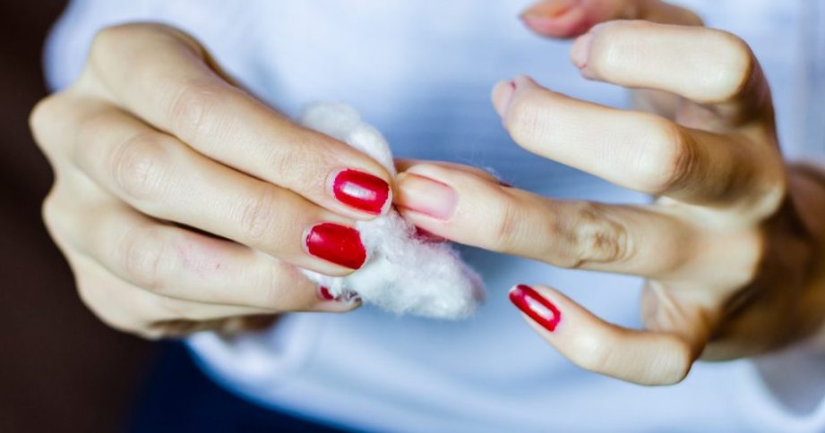 Rimuovi smalto semipermanente senza acetone: guida facile