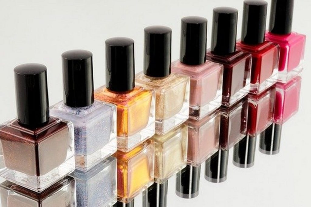 Consigli su come abbinare lo smalto al vestito color senape