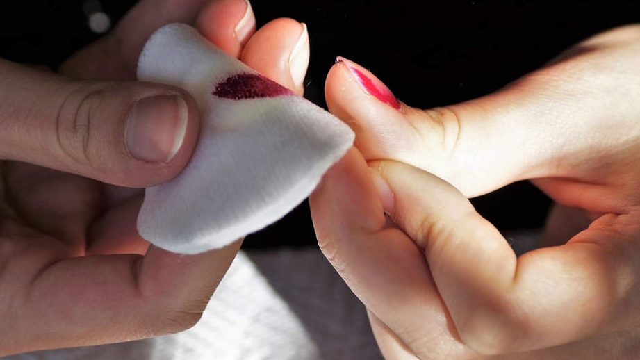 Acetone su unghie acriliche: rischio o soluzione efficace